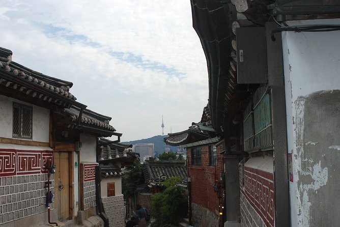 8 Hours Private tour with top attractions in Seoul - Passing the Blue House adds modern political context