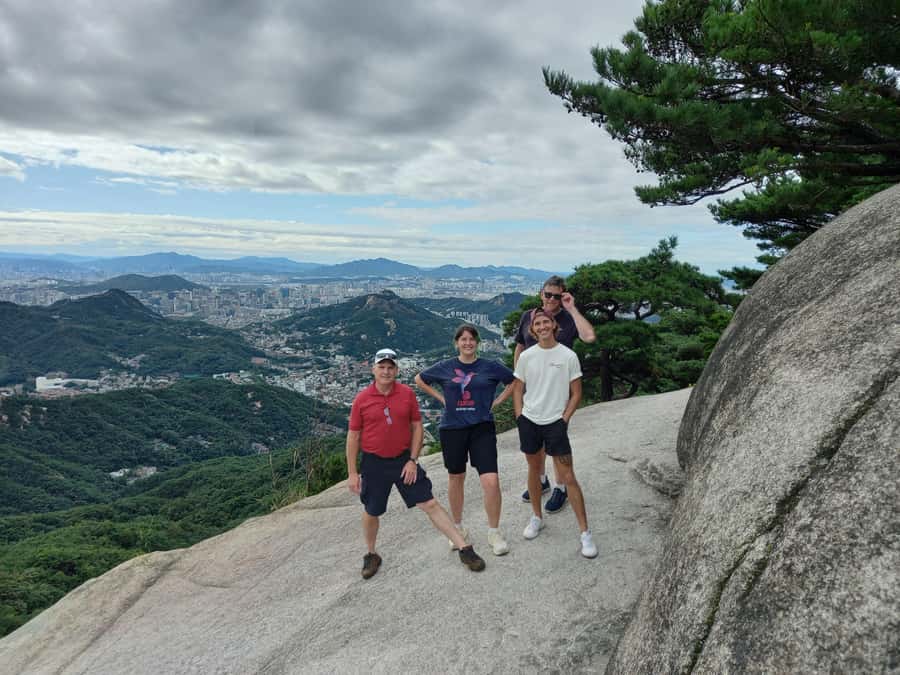 Bukhansan mountain hiking tour - 6 hours - The 30-minute bus ride from Gwanghwamun