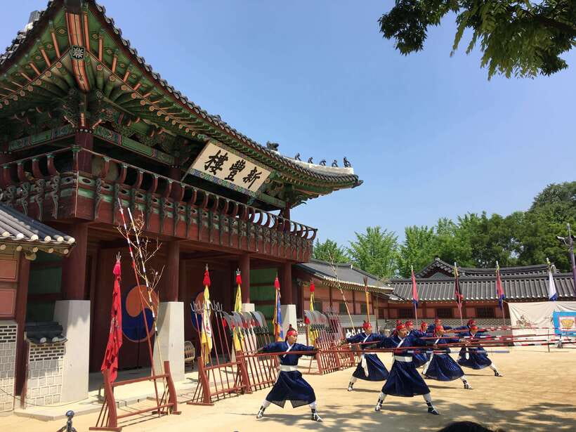 From Seoul: Starfield Library, Hwaseong, Gwangmyeong Cave - Three sides of South Korea in one seven-hour day