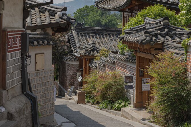 Gwanghwamun Tour l 120 minutes to Understand Local Korean Society - Bukchon Hanok Village and the cost of preservation