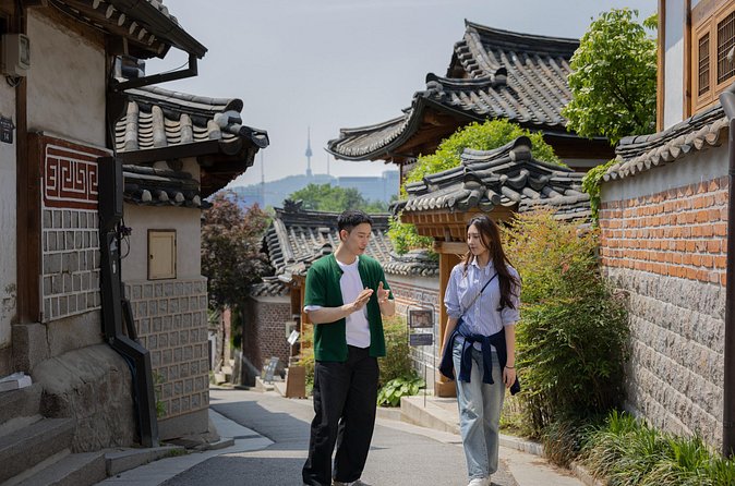 Gwanghwamun Tour l 120 minutes to Understand Local Korean Society - What June’s teaching style adds