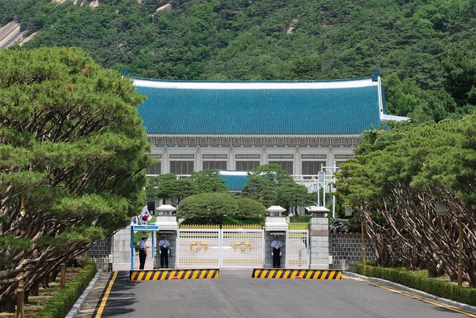 Gyeongbok Palace and Korean Folk Village Tour - A quiet half hour at Jogyesa Temple