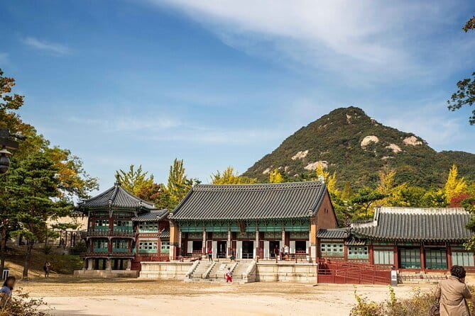 Gyeongbokgung Palace & Bukchon Village Walking Tour - Entering Gyeongbokgung, Seoul’s royal center