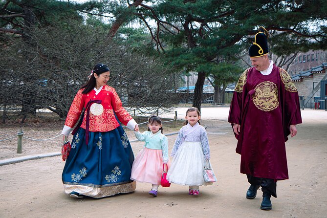 Gyeongbokgung palace family/group private photoshoot - Photographing Gyeongbokgung’s palace and nature scenes
