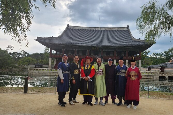 Half day Morning Seoul City Tour(Temple & Gyeongbok Palace) - The National Folk Museum explains everyday Korea