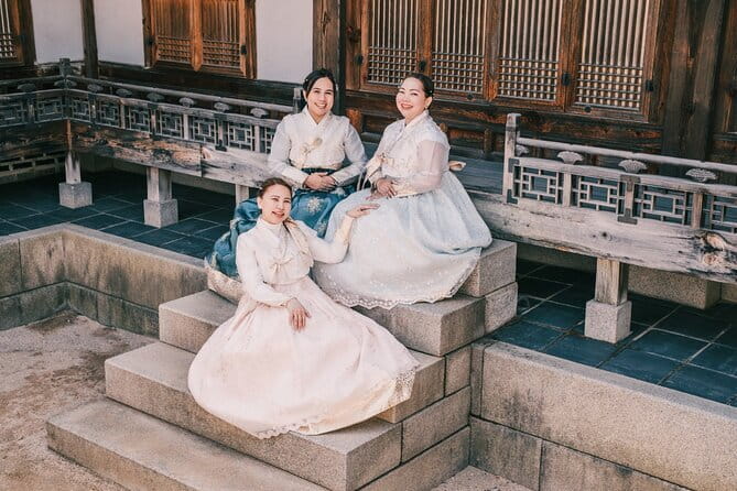 Hanbok Photoshoot and History Tour at Gyeongbokgung Palace - Group size, pacing, and the Tuesday alternative
