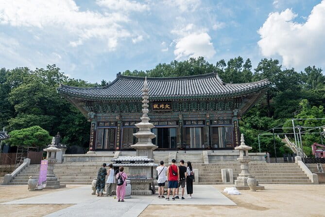 Korea Temple & Starfield Library Gangnam K-BBQ - The Gangnam Style statue and a quick pop-culture stop