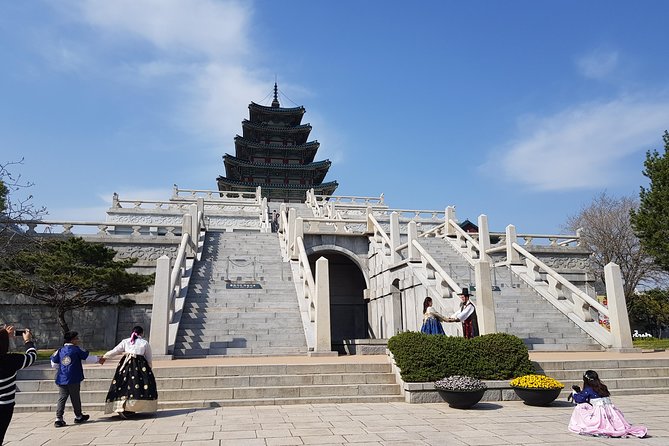 Korean Palace and Market Tour in Seoul Including Insadong and Gyeongbokgung Palace - Insadong is the best place for a browsing break