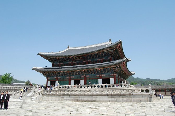 Korean Palace and Market Tour in Seoul Including Insadong and Gyeongbokgung Palace - Lunch, the ginseng stop, and the commercial tradeoff