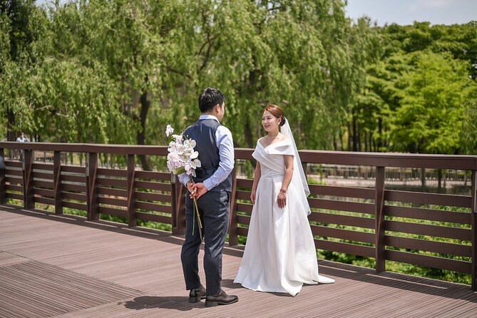 Layover Tour from Incheon Airport to Seoul with a Tour Specialist - Bukchon Hanok Village in 30 minutes