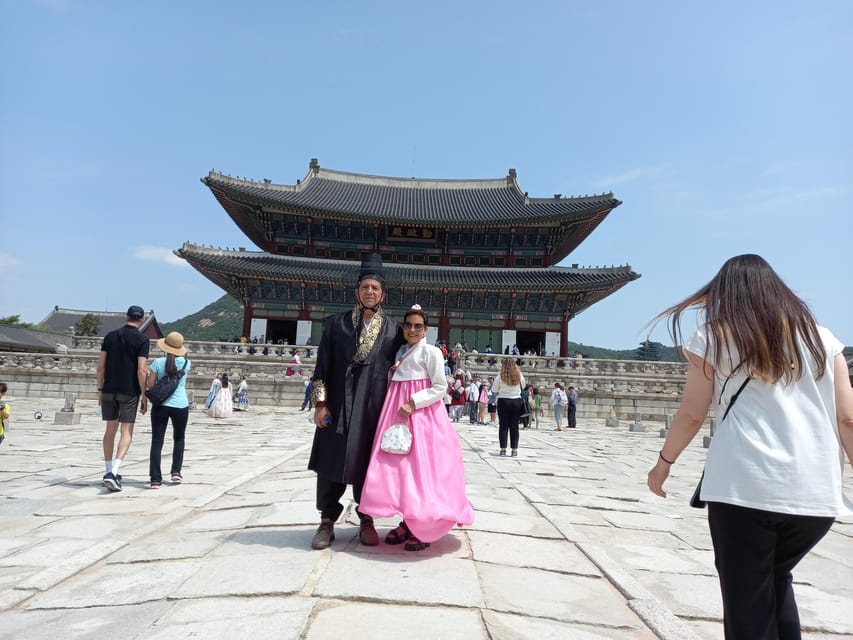 Layover tour to Gyeongbokgung-Folk Museum-Bukchon-Insadong - Insadong and the small Jogyesa Temple stop