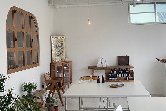 Make your K-scent perfume: Modern oneday class in Seoul - The instructors make the difficult choices easier