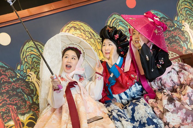 N Seoul Tower Hanbok Rental - Choosing a hanbok for your group
