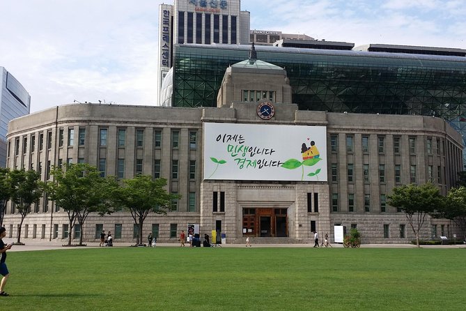 Private City Kickstart Tour: Seoul - Seoul Plaza and the possible Deoksugung Palace addition