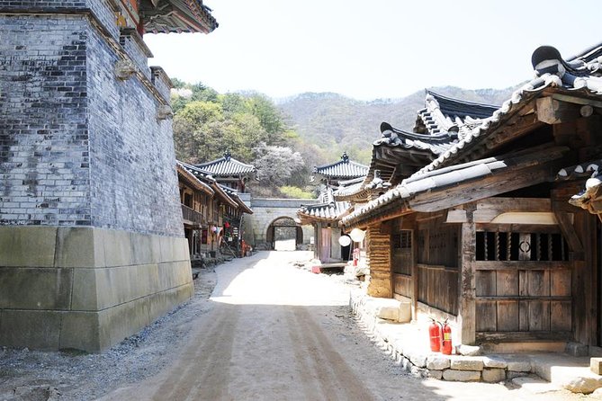 Private day trip to Korean Folk Village & Dae Jang Geum Park - Yongin Daejanggeum Park in 90 minutes