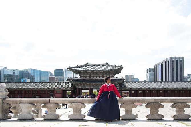 Private Palace Photo Shoot in Seoul with a Photographer - Meeting photographer Justin near the palace