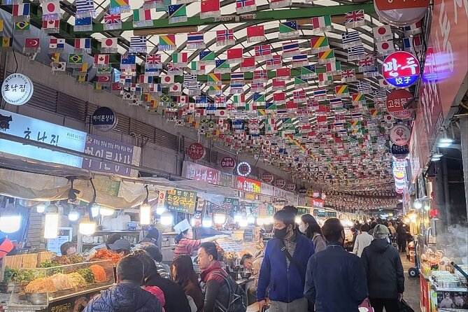 Private Seoul City Tour Palace, village, temple, market - Jogyesa Temple begins the morning quietly
