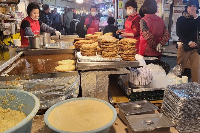 Private Seoul City Tour Palace, village, temple, market - A brief look at the Blue House area