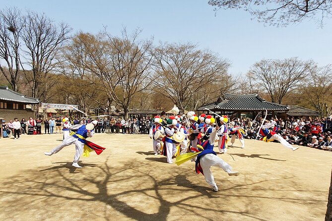 Private Tour : Royal Palace & Traditional Villages wearing Hanbok - The guide makes the long schedule work