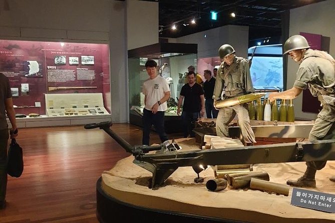 Private Tour: Talk show with N.K. Defector and Short Hiking - The War Memorial of Korea in a three-hour visit
