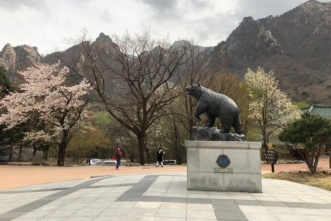 Seoraksan and Cherry Blossom Lake 1 day trip from Seoul - Yeongrangho Lake and the spring blossoms