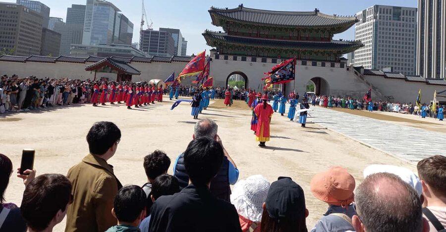 Seoul: 4-Hour Guided Tour to Palace, Bukchon, Jogyesa Temple - Gyeongbokgung: Seoul’s grandest royal setting