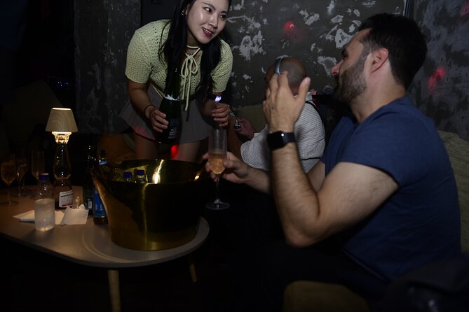 Seoul: Apgujeong Premium Pub Crawl with VIP Bottle Service - Soho Lounge in upscale Apgujeong