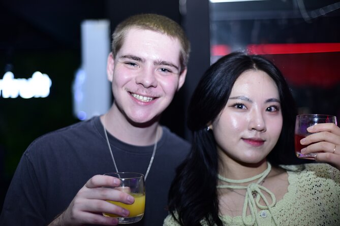 Seoul: Apgujeong Premium Pub Crawl with VIP Bottle Service - Safari Social Bar in Sinsa-dong