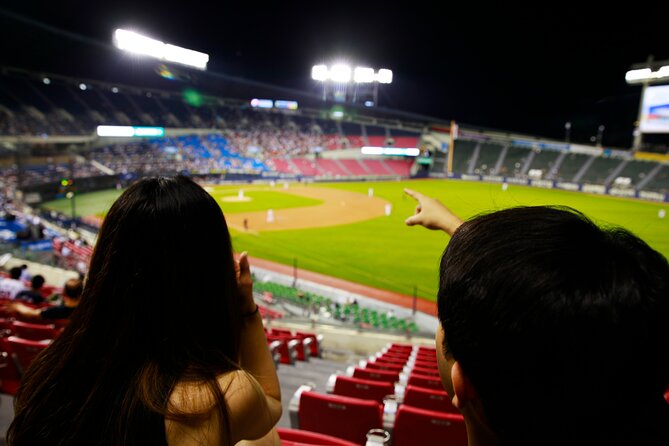 Seoul: Baseball Game Ticket with Dinner/Beer with the host - Meeting Jin or Alex near Sports Complex Station