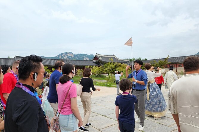Seoul City Half Day Tour-Gyeongbok Palace Guard Changing Ceremony - Cheongwadae Sarangchae and the Blue House add modern context