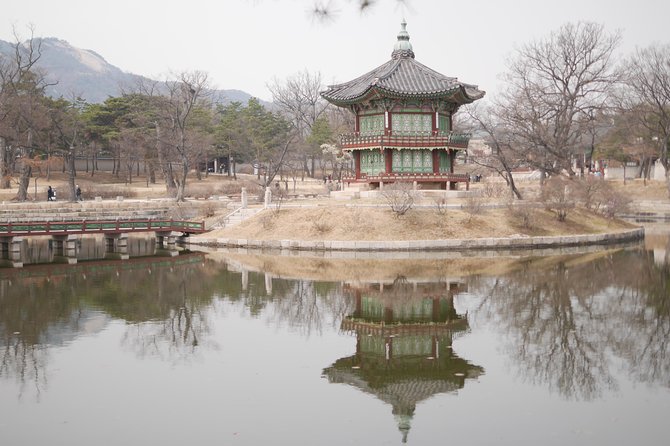 Seoul City Private Full-Day Tour Including Lunch - Bukchon Hanok Village and its steep lanes