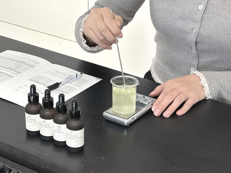 Seoul: Create Your Own Natural Perfume with a Perfumer - Building and adjusting your personal blend