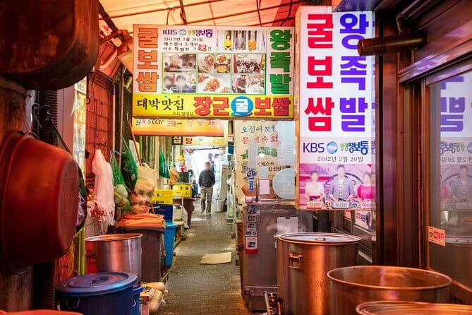 Seoul Foodie Walking Tour - Cheonggyecheon Stream adds a quiet half hour