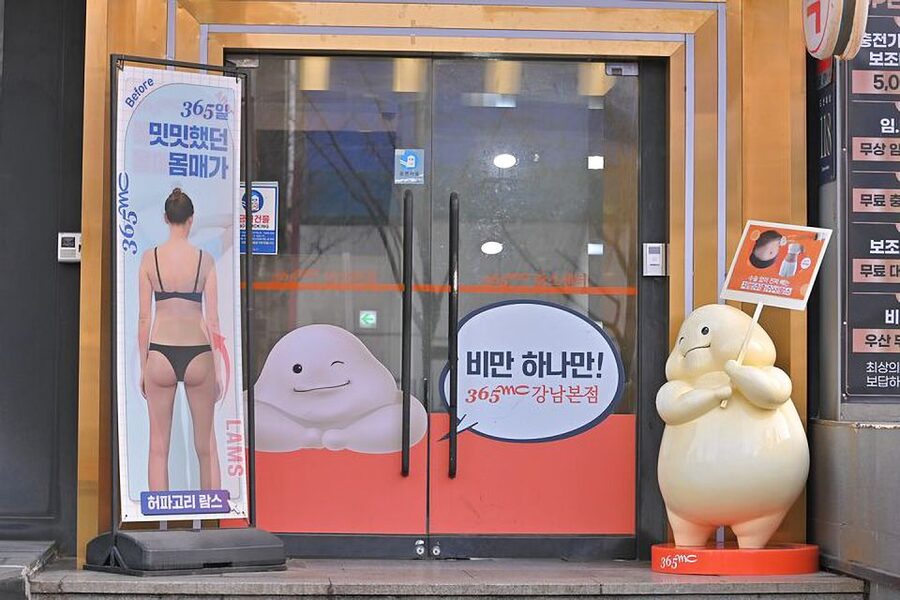 Seoul: Gangnam Tour on Youth and Society in South Korea - Meeting at Gangnam Station and reading the streets