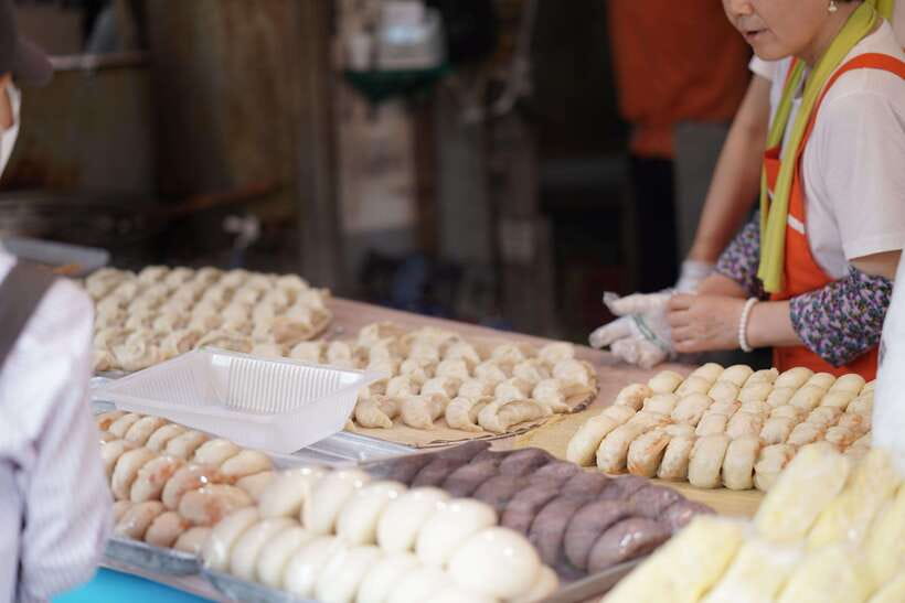 Seoul: Guided Street Food Tour at Namdaemun Market - The first hour: eating your way through Namdaemun