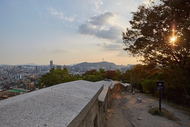Seoul: Gyeongbok Palace, Bukchon Village, and Gwangjang Tour - Meeting point, walking, and group details