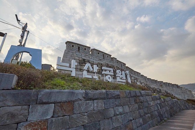Seoul: Gyeongbok Palace, Bukchon Village, and Gwangjang Tour - Gyeongbokgung Palace and the royal guard ceremony