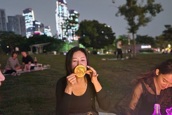 Seoul Han River Night Tour: Picnic, Games & Starlight Cruise - How much the guide matters