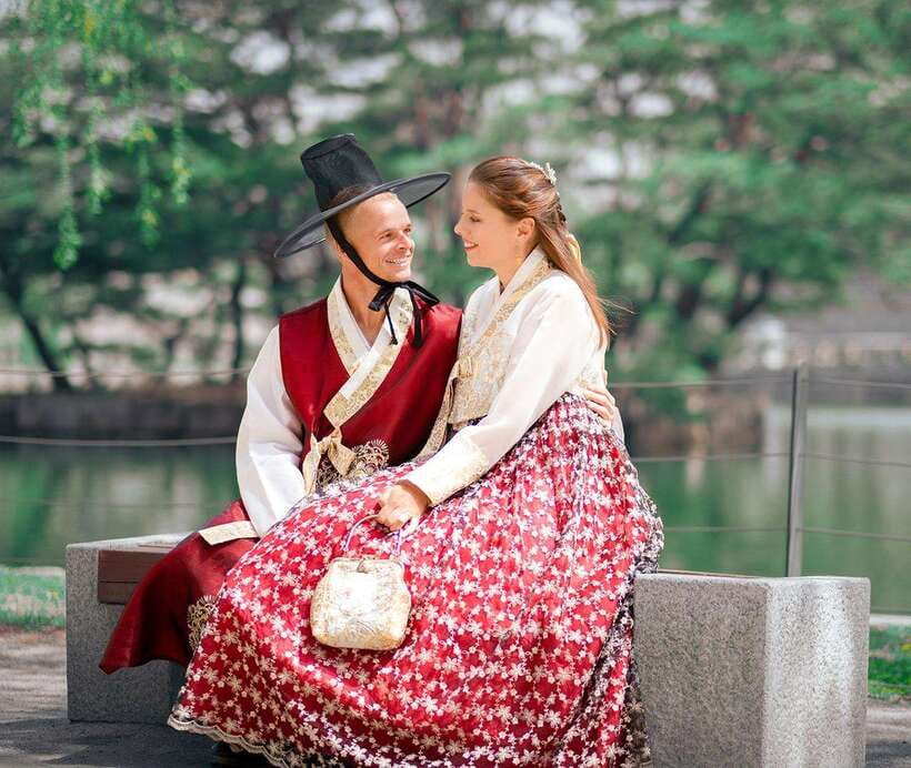 Seoul: Hanbok Rental with Gyeongbokgung Palace Entry - Choosing between traditional and premium hanboks