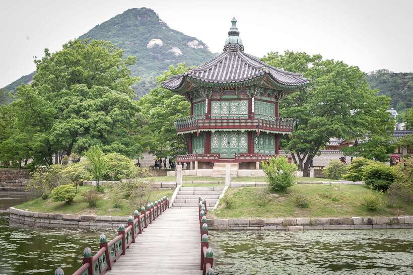 Seoul Highlights: Gyeongbok Palace, Insadong & N Seoul Tower - The cable car and N Seoul Tower finale