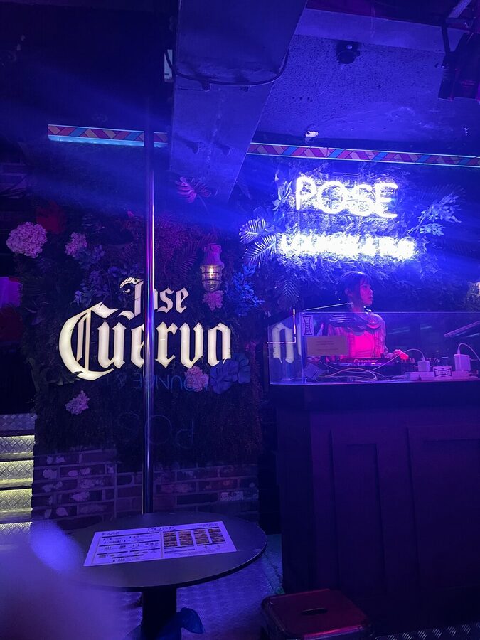 Seoul: Itaewon Premium Pub Crawl with VIP Bottle Service - Why the host can make or break the night