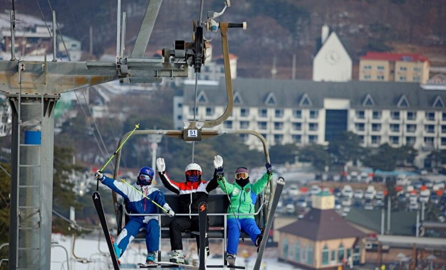 Seoul: Jisan Forest Winter Ski Day Tour with Basic Lesson - From central Seoul to the snow at Jisan