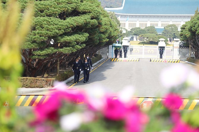 Seoul Layover Private Tour from Incheon Airport - Gyeongbokgung Palace gives the tour its grand opening