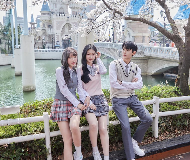 Seoul: Lotte World 1 Day Pass & Korean School Uniform Rental - Crowds, ride queues, and the Magic Pass question