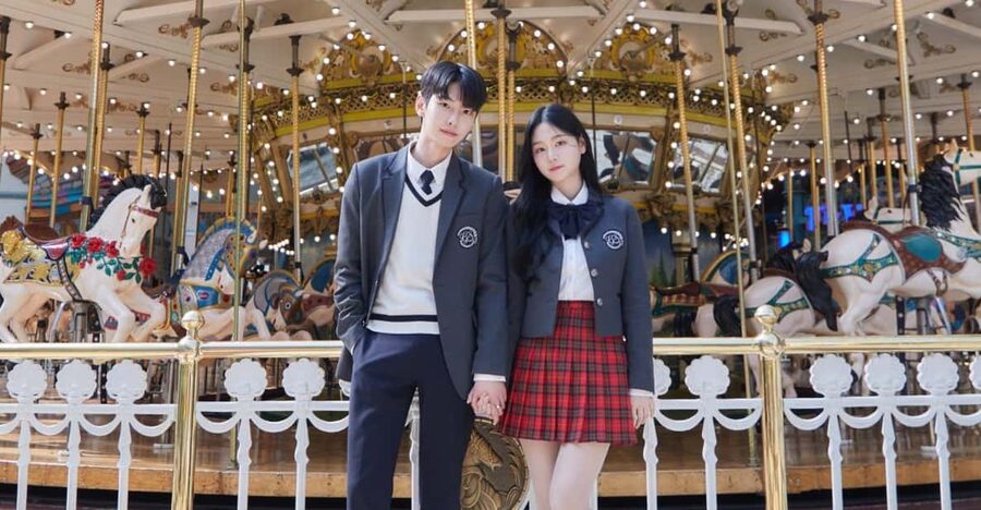 Seoul: Lotte World 1 Day Pass & Korean School Uniform Rental - Food and the small extras