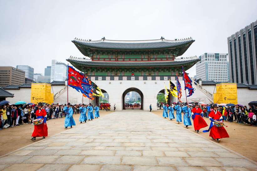 Seoul: Max Out Must Visit City Highlights Panoramic Day Tour - Gwanghwamun begins the royal and civic story