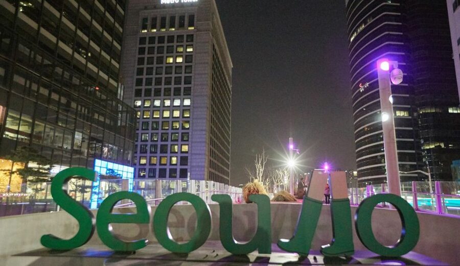 Seoul: Moonlight Rainbow Fountain Show Night Tour - Starting near City Hall and entering Deoksugung