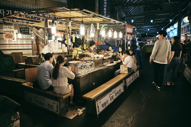 Seoul Night Palace & Market Food Tour with Vehicle - Guide quality and group comfort