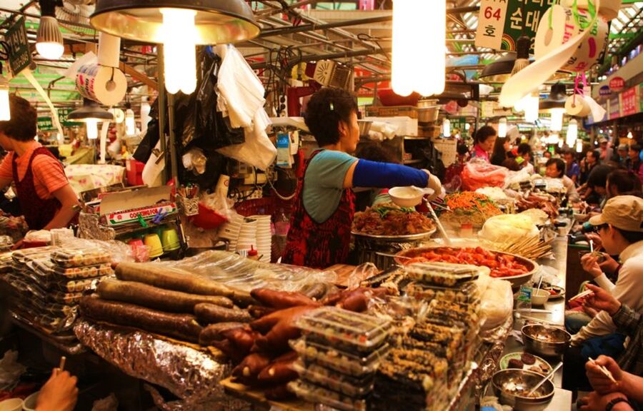 Seoul: Nighttime Tour of Palace, Market, Naksan Park & More - Cheonggyecheon, Seoul’s downtown pause