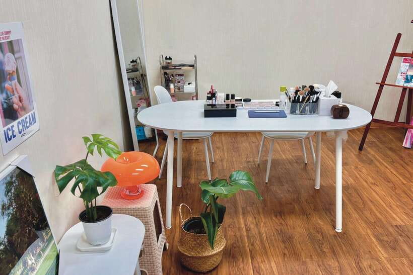 Seoul: Personalized Korean-style Makeup Experience - Booking, language, and cancellation details